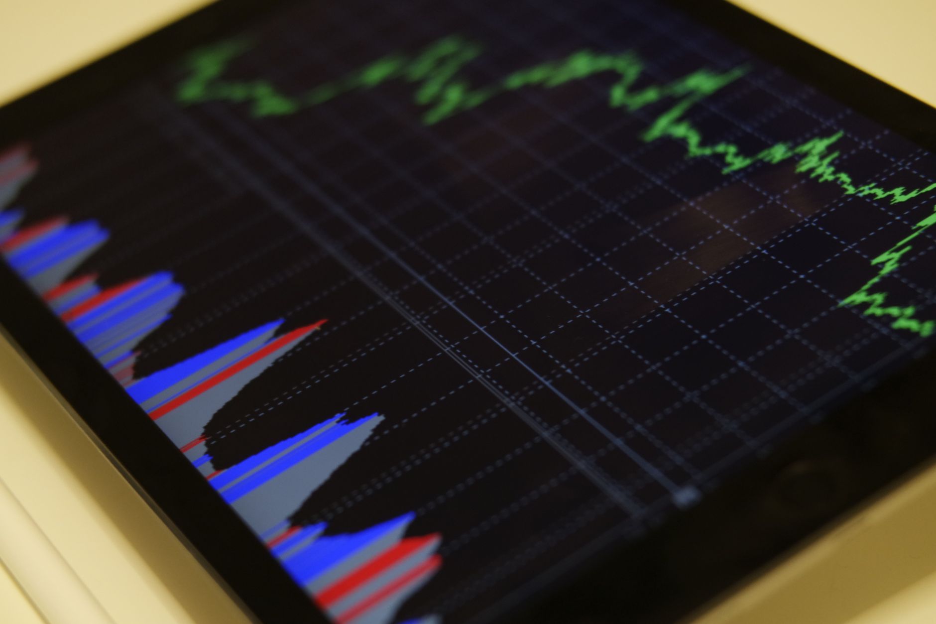 Tablet con gráficos financieros y análisis de datos en pantalla