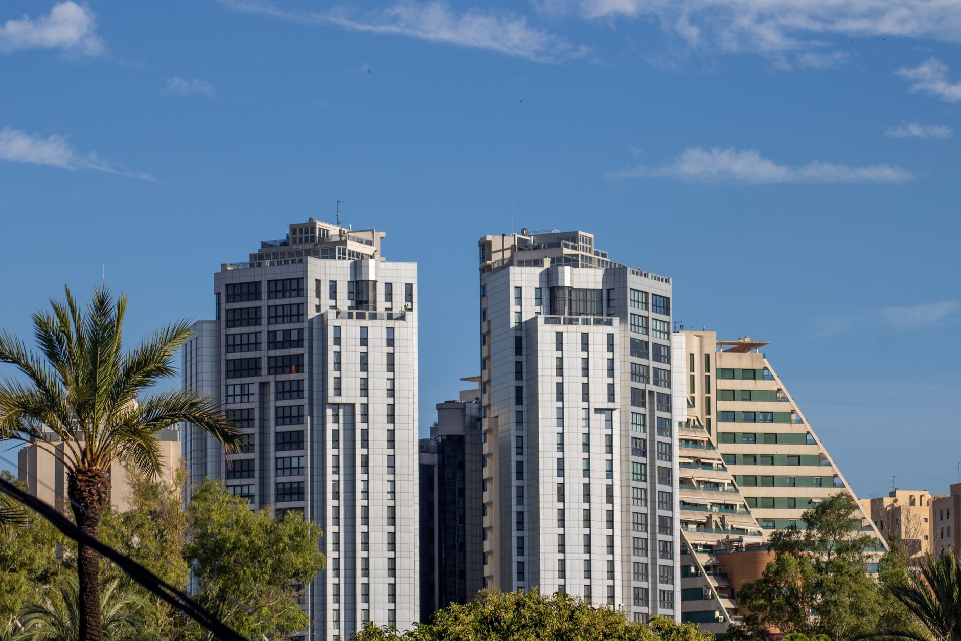Edificios financieros modernos con iluminación sofisticada