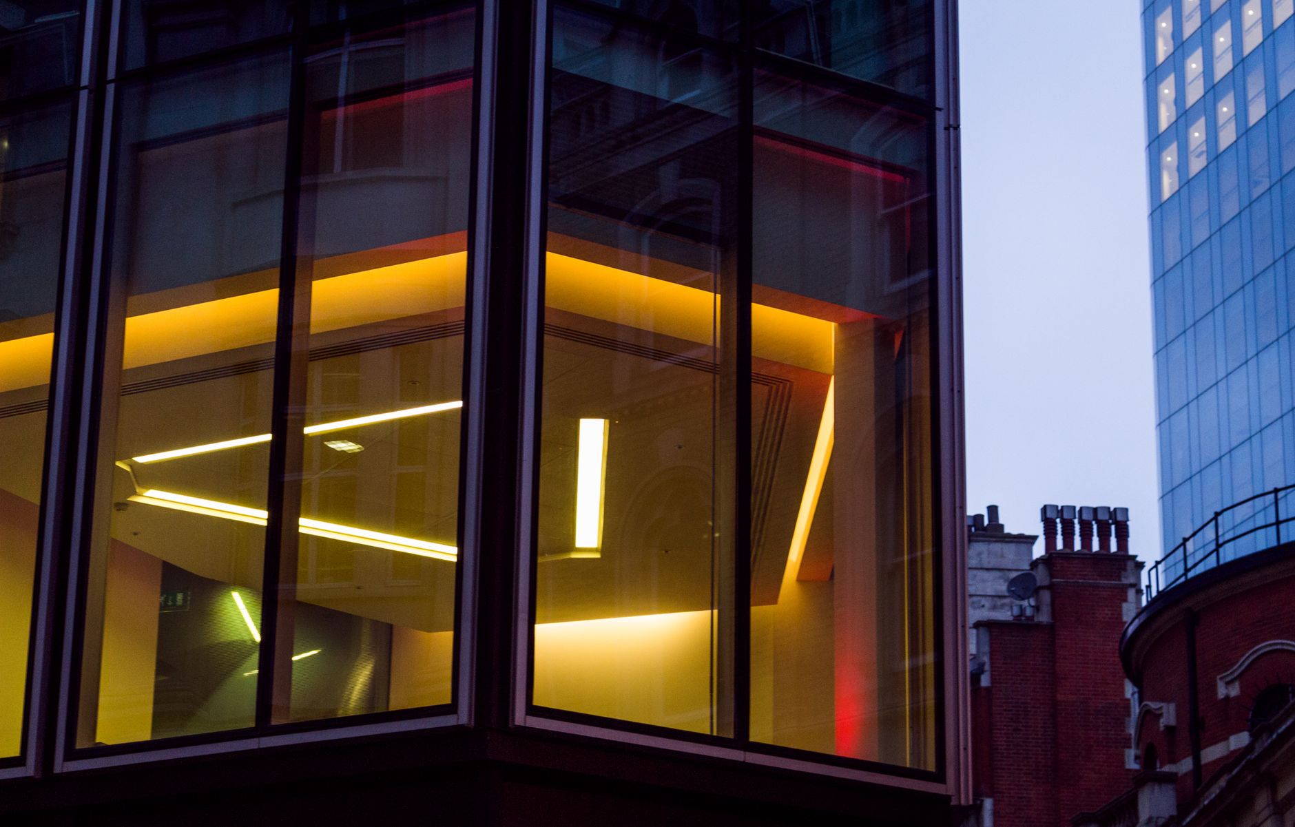 Oficinas corporativas iluminadas